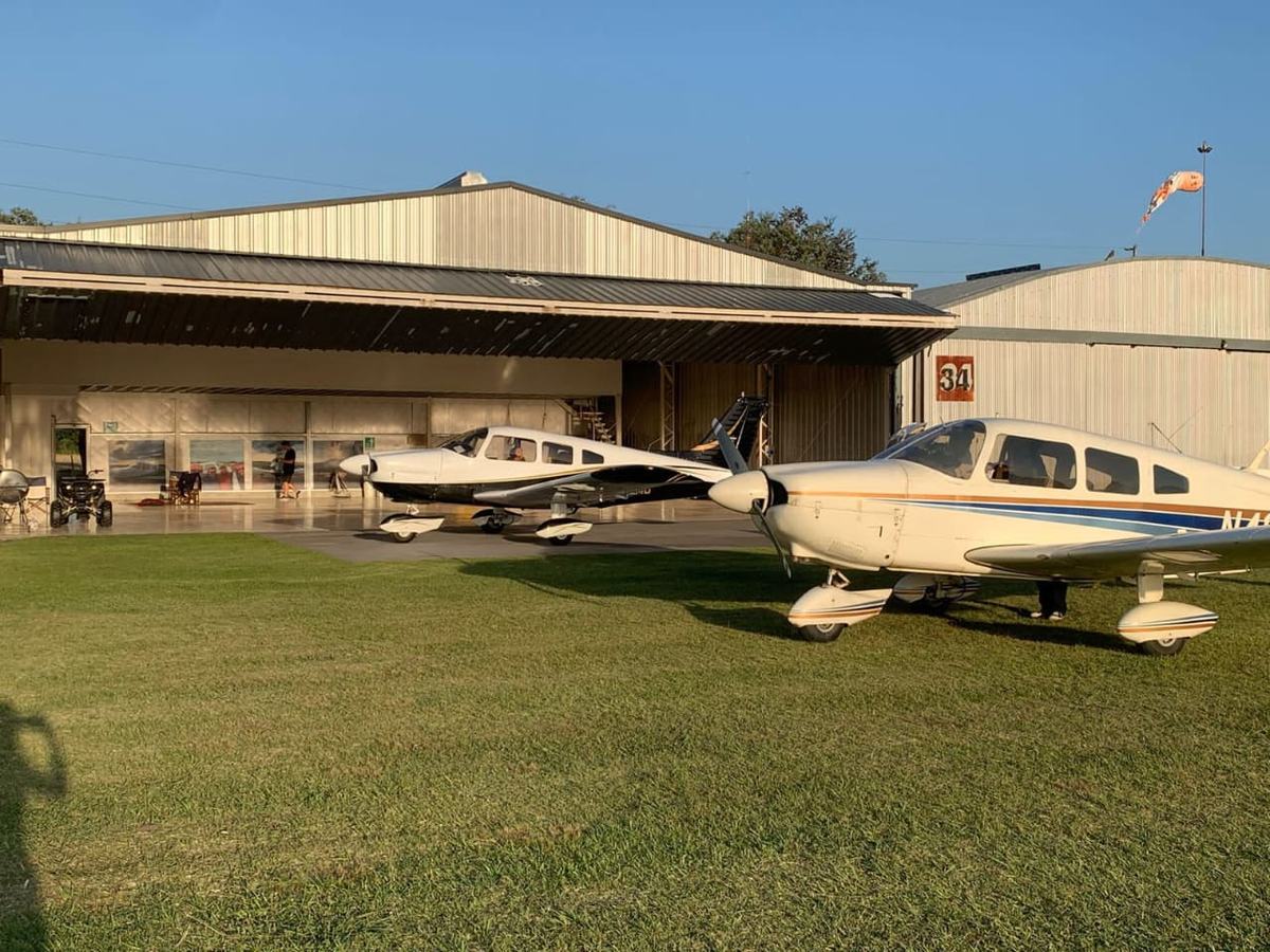 Avionetas de Fly With Me en el hangar
