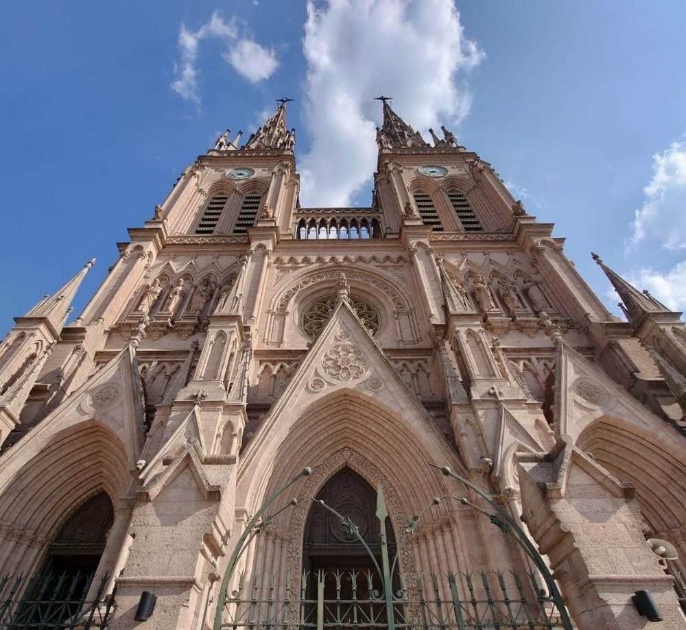 Catedral vista durante un vuelo turístico