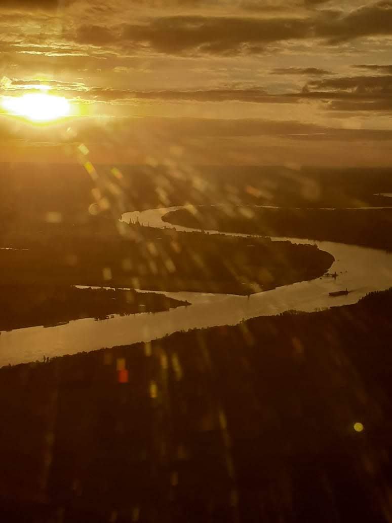 Vista aérea del río al atardecer desde el avión