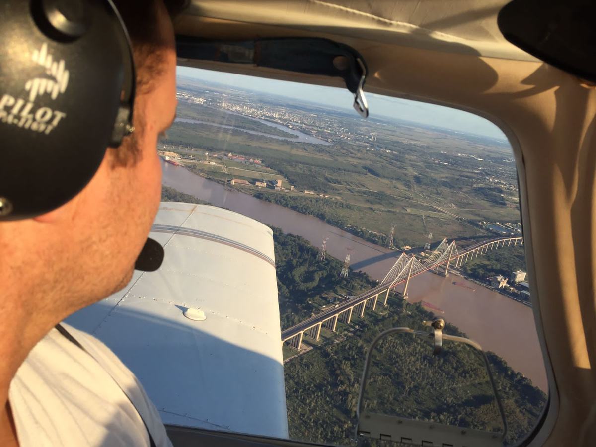 Vista desde la cabina del piloto sobrevolando un puente