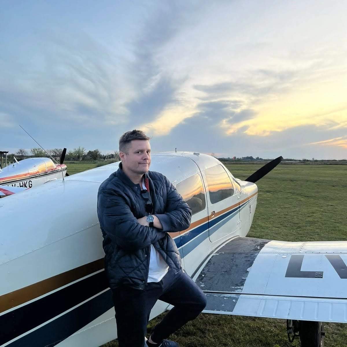 Piloto Arturo Kildal junto a su avión